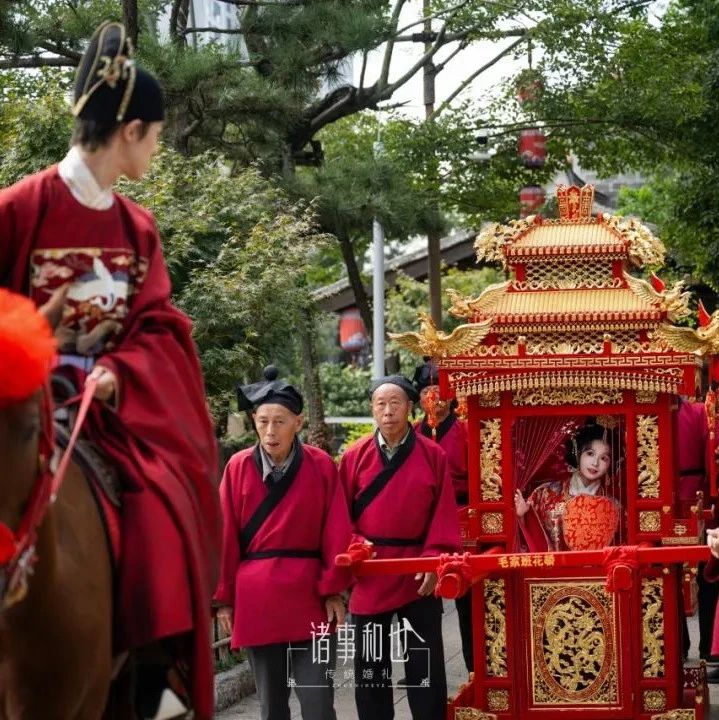 近日，一场明制婚礼在福建晋江五店市传统街区举行。婚礼筹备花了两年时间，前后花费了200万。