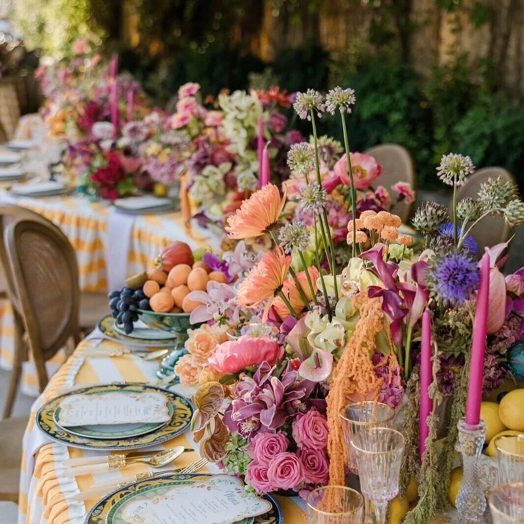 准新娘因轻信网络传闻，怀疑婚庆公司出租非正品品牌婚纱，单方解约未果后发布不实避雷帖引发纠纷并诉至法院。