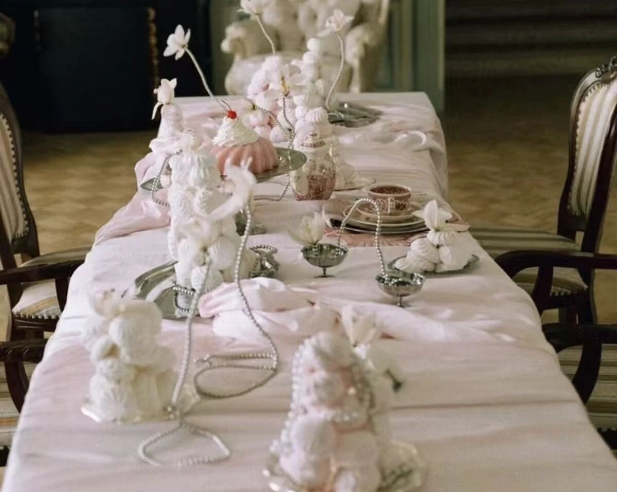 不被&ldquo;趋势&rdquo;捆绑，却能从趋势中获取灵感。综合国际权威发布的2026年婚礼趋势，提炼三大核心风向。