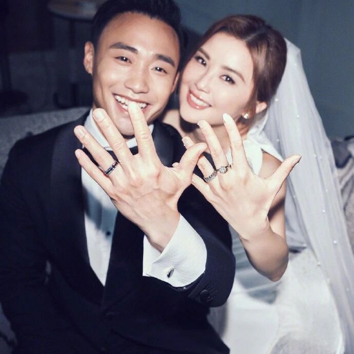 知名歌手蔡卓妍官宣结婚！