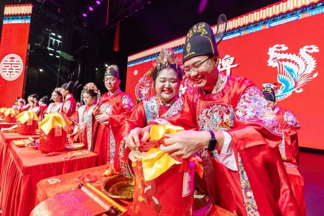 《多地宣布结婚发钱！》